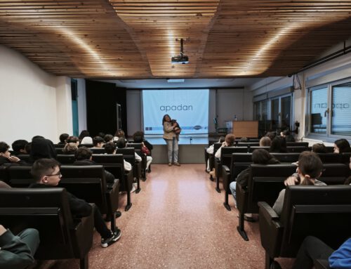 Visita al IES Manuel Murguía para promover la adopción