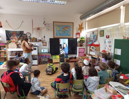 Visitamos la Escuela de Carrío dentro de su proyecto educativo sobre adopción y abandono animal